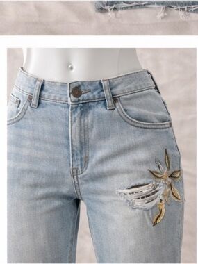 🌸 Light Wash Distressed Floral Embroidered Jeans 🌸
